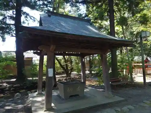 大井俣窪八幡神社の手水舎
