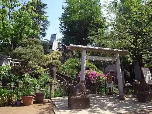 鳩森八幡神社の鳥居