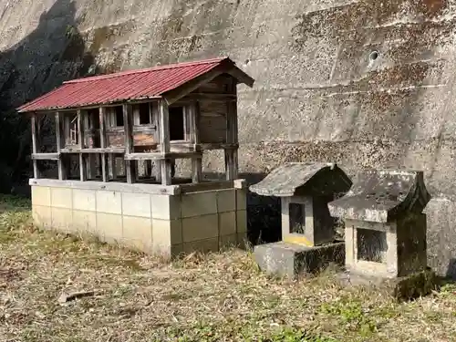 石上布留神社の末社