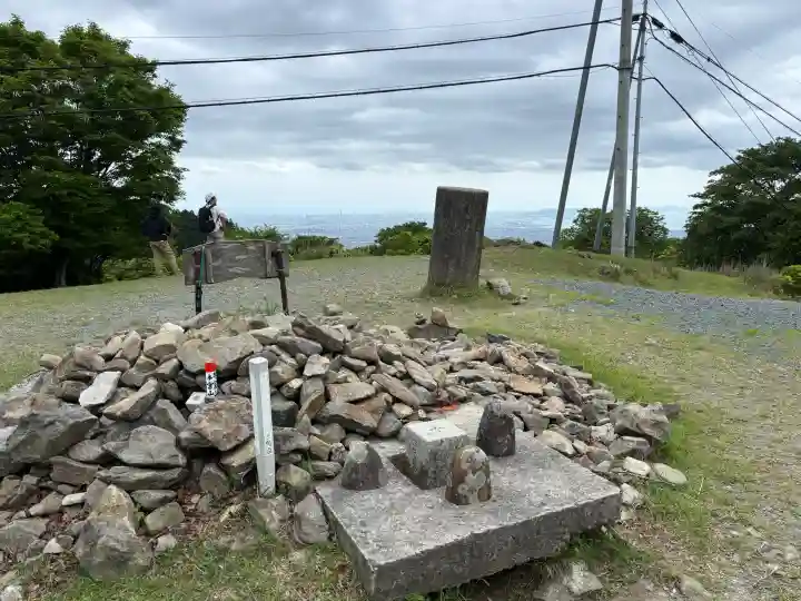砥鹿神社(奥宮)の{uncategorized: "未分類", other: "その他", undefined: "問題あり", building: "その他建物", grave: "お墓", sacred_gate: "鳥居", guardian: "狛犬", statue: "像", buddha: "仏像", history: "歴史", nature: "自然", garden: "庭園", animal: "動物", pagoda: "塔", temizu: "手水舎", mountain_gate: "山門・神門", sanctuary: "本殿・本堂", subordinate: "末社・摂社", art: "芸術", scenery: "景色", jizo: "地蔵", ema: "絵馬", goshuin: "御朱印", omikuji: "おみくじ", items: "授与品その他", amulet: "お守り", goshuincho: "御朱印帳", eats: "食事", festival: "お祭り", votive_dance: "神楽", shichigosan: "七五三参", wedding: "結婚式", experience: "体験その他", initially: "初詣", around: "周辺", anti_infection: "感染症対策"}