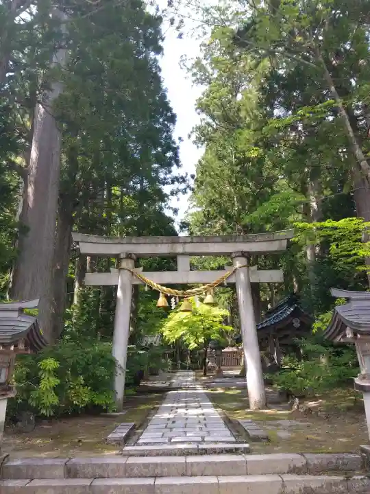 雄山神社中宮祈願殿の{uncategorized: "未分類", other: "その他", undefined: "問題あり", building: "その他建物", grave: "お墓", sacred_gate: "鳥居", guardian: "狛犬", statue: "像", buddha: "仏像", history: "歴史", nature: "自然", garden: "庭園", animal: "動物", pagoda: "塔", temizu: "手水舎", mountain_gate: "山門・神門", sanctuary: "本殿・本堂", subordinate: "末社・摂社", art: "芸術", scenery: "景色", jizo: "地蔵", ema: "絵馬", goshuin: "御朱印", omikuji: "おみくじ", items: "授与品その他", amulet: "お守り", goshuincho: "御朱印帳", eats: "食事", festival: "お祭り", votive_dance: "神楽", shichigosan: "七五三参", wedding: "結婚式", experience: "体験その他", initially: "初詣", around: "周辺", anti_infection: "感染症対策"}