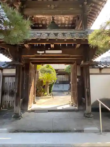 本傳寺の山門