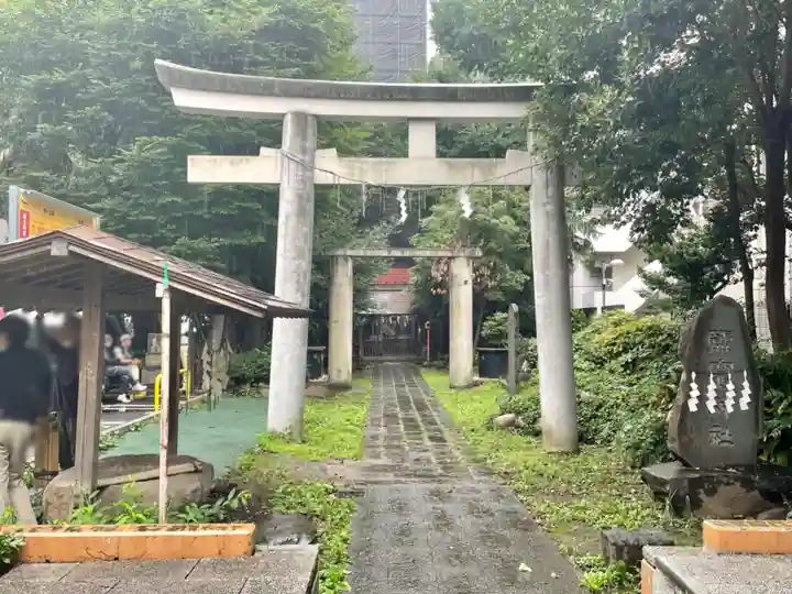 新橋鹽竃神社の鳥居