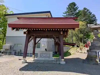 滝上神社の{uncategorized: "未分類", other: "その他", undefined: "問題あり", building: "その他建物", grave: "お墓", sacred_gate: "鳥居", guardian: "狛犬", statue: "像", buddha: "仏像", history: "歴史", nature: "自然", garden: "庭園", animal: "動物", pagoda: "塔", temizu: "手水舎", mountain_gate: "山門・神門", sanctuary: "本殿・本堂", subordinate: "末社・摂社", art: "芸術", scenery: "景色", jizo: "地蔵", ema: "絵馬", goshuin: "御朱印", omikuji: "おみくじ", items: "授与品その他", amulet: "お守り", goshuincho: "御朱印帳", eats: "食事", festival: "お祭り", votive_dance: "神楽", shichigosan: "七五三参", wedding: "結婚式", experience: "体験その他", initially: "初詣", around: "周辺", anti_infection: "感染症対策"}