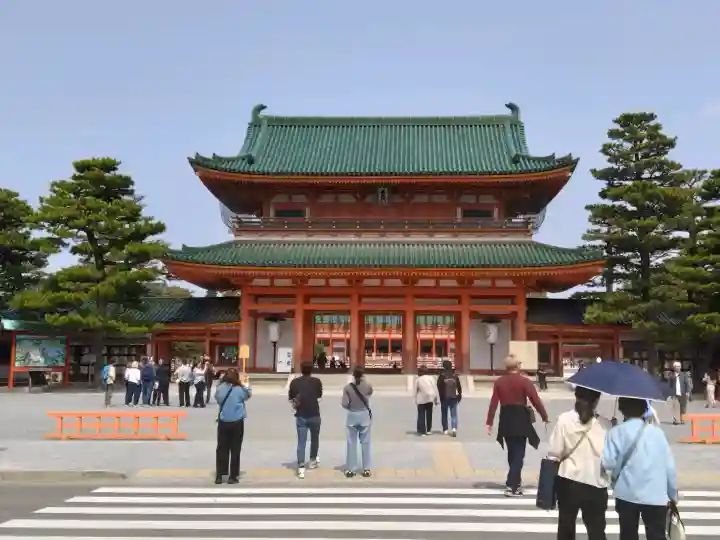 平安神宮の{uncategorized: "未分類", other: "その他", undefined: "問題あり", building: "その他建物", grave: "お墓", sacred_gate: "鳥居", guardian: "狛犬", statue: "像", buddha: "仏像", history: "歴史", nature: "自然", garden: "庭園", animal: "動物", pagoda: "塔", temizu: "手水舎", mountain_gate: "山門・神門", sanctuary: "本殿・本堂", subordinate: "末社・摂社", art: "芸術", scenery: "景色", jizo: "地蔵", ema: "絵馬", goshuin: "御朱印", omikuji: "おみくじ", items: "授与品その他", amulet: "お守り", goshuincho: "御朱印帳", eats: "食事", festival: "お祭り", votive_dance: "神楽", shichigosan: "七五三参", wedding: "結婚式", experience: "体験その他", initially: "初詣", around: "周辺", anti_infection: "感染症対策"}