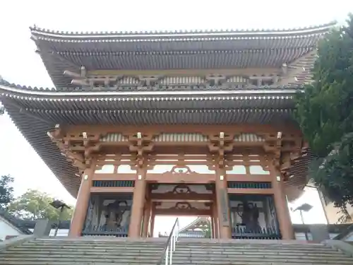 本佛寺の山門