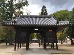 素盞嗚神社の山門