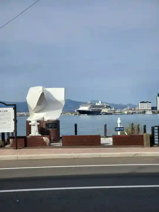 函館護國神社の{uncategorized: "未分類", other: "その他", undefined: "問題あり", building: "その他建物", grave: "お墓", sacred_gate: "鳥居", guardian: "狛犬", statue: "像", buddha: "仏像", history: "歴史", nature: "自然", garden: "庭園", animal: "動物", pagoda: "塔", temizu: "手水舎", mountain_gate: "山門・神門", sanctuary: "本殿・本堂", subordinate: "末社・摂社", art: "芸術", scenery: "景色", jizo: "地蔵", ema: "絵馬", goshuin: "御朱印", omikuji: "おみくじ", items: "授与品その他", amulet: "お守り", goshuincho: "御朱印帳", eats: "食事", festival: "お祭り", votive_dance: "神楽", shichigosan: "七五三参", wedding: "結婚式", experience: "体験その他", initially: "初詣", around: "周辺", anti_infection: "感染症対策"}