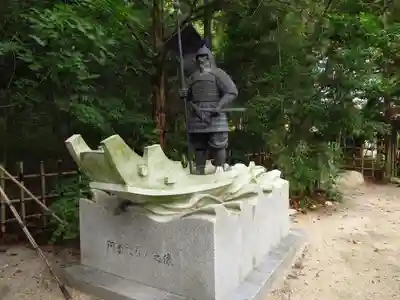 穂高神社本宮の像