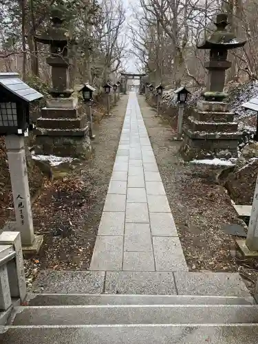 那須温泉神社の{uncategorized: "未分類", other: "その他", undefined: "問題あり", building: "その他建物", grave: "お墓", sacred_gate: "鳥居", guardian: "狛犬", statue: "像", buddha: "仏像", history: "歴史", nature: "自然", garden: "庭園", animal: "動物", pagoda: "塔", temizu: "手水舎", mountain_gate: "山門・神門", sanctuary: "本殿・本堂", subordinate: "末社・摂社", art: "芸術", scenery: "景色", jizo: "地蔵", ema: "絵馬", goshuin: "御朱印", omikuji: "おみくじ", items: "授与品その他", amulet: "お守り", goshuincho: "御朱印帳", eats: "食事", festival: "お祭り", votive_dance: "神楽", shichigosan: "七五三参", wedding: "結婚式", experience: "体験その他", initially: "初詣", around: "周辺", anti_infection: "感染症対策"}