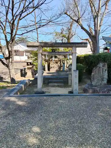 踞尾八幡神社の{uncategorized: "未分類", other: "その他", undefined: "問題あり", building: "その他建物", grave: "お墓", sacred_gate: "鳥居", guardian: "狛犬", statue: "像", buddha: "仏像", history: "歴史", nature: "自然", garden: "庭園", animal: "動物", pagoda: "塔", temizu: "手水舎", mountain_gate: "山門・神門", sanctuary: "本殿・本堂", subordinate: "末社・摂社", art: "芸術", scenery: "景色", jizo: "地蔵", ema: "絵馬", goshuin: "御朱印", omikuji: "おみくじ", items: "授与品その他", amulet: "お守り", goshuincho: "御朱印帳", eats: "食事", festival: "お祭り", votive_dance: "神楽", shichigosan: "七五三参", wedding: "結婚式", experience: "体験その他", initially: "初詣", around: "周辺", anti_infection: "感染症対策"}