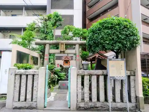 三峰神社の{uncategorized: "未分類", other: "その他", undefined: "問題あり", building: "その他建物", grave: "お墓", sacred_gate: "鳥居", guardian: "狛犬", statue: "像", buddha: "仏像", history: "歴史", nature: "自然", garden: "庭園", animal: "動物", pagoda: "塔", temizu: "手水舎", mountain_gate: "山門・神門", sanctuary: "本殿・本堂", subordinate: "末社・摂社", art: "芸術", scenery: "景色", jizo: "地蔵", ema: "絵馬", goshuin: "御朱印", omikuji: "おみくじ", items: "授与品その他", amulet: "お守り", goshuincho: "御朱印帳", eats: "食事", festival: "お祭り", votive_dance: "神楽", shichigosan: "七五三参", wedding: "結婚式", experience: "体験その他", initially: "初詣", around: "周辺", anti_infection: "感染症対策"}