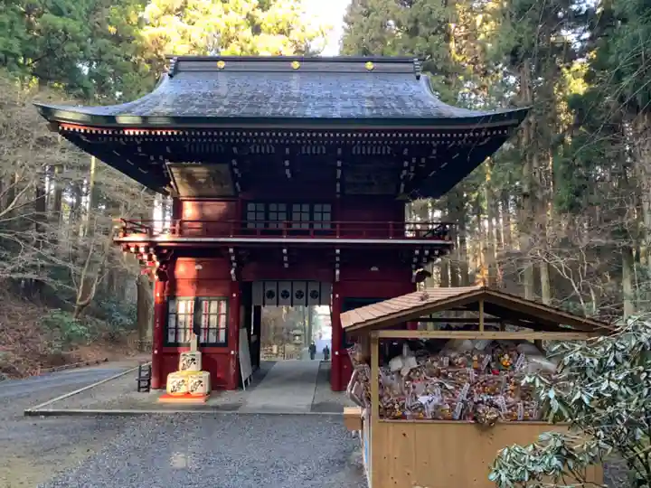 御岩神社の山門・神門