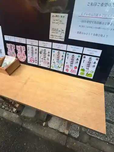 五十稲荷神社(栄寿稲荷神社)の{uncategorized: "未分類", other: "その他", undefined: "問題あり", building: "その他建物", grave: "お墓", sacred_gate: "鳥居", guardian: "狛犬", statue: "像", buddha: "仏像", history: "歴史", nature: "自然", garden: "庭園", animal: "動物", pagoda: "塔", temizu: "手水舎", mountain_gate: "山門・神門", sanctuary: "本殿・本堂", subordinate: "末社・摂社", art: "芸術", scenery: "景色", jizo: "地蔵", ema: "絵馬", goshuin: "御朱印", omikuji: "おみくじ", items: "授与品その他", amulet: "お守り", goshuincho: "御朱印帳", eats: "食事", festival: "お祭り", votive_dance: "神楽", shichigosan: "七五三参", wedding: "結婚式", experience: "体験その他", initially: "初詣", around: "周辺", anti_infection: "感染症対策"}