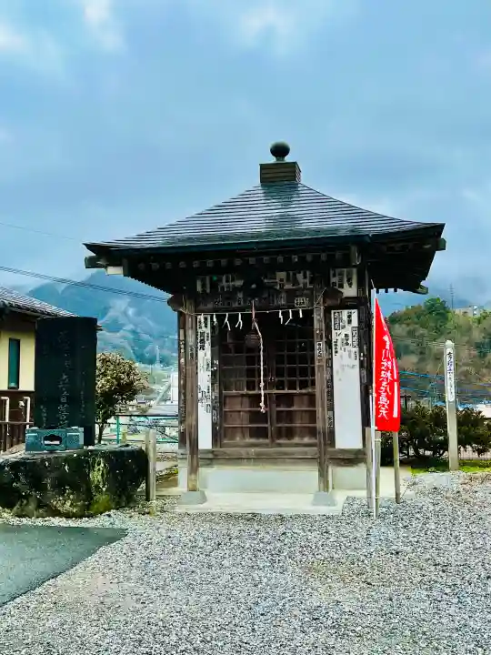 法長寺の{uncategorized: "未分類", other: "その他", undefined: "問題あり", building: "その他建物", grave: "お墓", sacred_gate: "鳥居", guardian: "狛犬", statue: "像", buddha: "仏像", history: "歴史", nature: "自然", garden: "庭園", animal: "動物", pagoda: "塔", temizu: "手水舎", mountain_gate: "山門・神門", sanctuary: "本殿・本堂", subordinate: "末社・摂社", art: "芸術", scenery: "景色", jizo: "地蔵", ema: "絵馬", goshuin: "御朱印", omikuji: "おみくじ", items: "授与品その他", amulet: "お守り", goshuincho: "御朱印帳", eats: "食事", festival: "お祭り", votive_dance: "神楽", shichigosan: "七五三参", wedding: "結婚式", experience: "体験その他", initially: "初詣", around: "周辺", anti_infection: "感染症対策"}