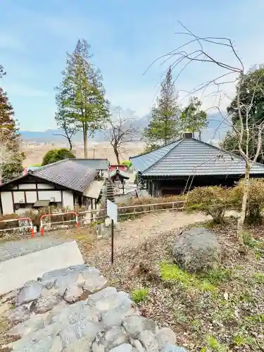 白山神社（法泉寺境内） の{uncategorized: "未分類", other: "その他", undefined: "問題あり", building: "その他建物", grave: "お墓", sacred_gate: "鳥居", guardian: "狛犬", statue: "像", buddha: "仏像", history: "歴史", nature: "自然", garden: "庭園", animal: "動物", pagoda: "塔", temizu: "手水舎", mountain_gate: "山門・神門", sanctuary: "本殿・本堂", subordinate: "末社・摂社", art: "芸術", scenery: "景色", jizo: "地蔵", ema: "絵馬", goshuin: "御朱印", omikuji: "おみくじ", items: "授与品その他", amulet: "お守り", goshuincho: "御朱印帳", eats: "食事", festival: "お祭り", votive_dance: "神楽", shichigosan: "七五三参", wedding: "結婚式", experience: "体験その他", initially: "初詣", around: "周辺", anti_infection: "感染症対策"}