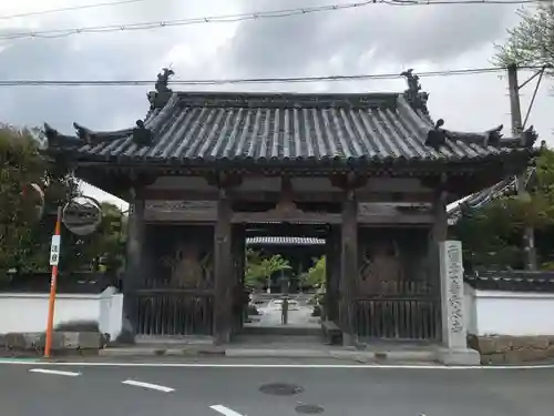 穴太寺の山門