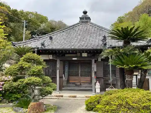 遍照寺の本殿・本堂