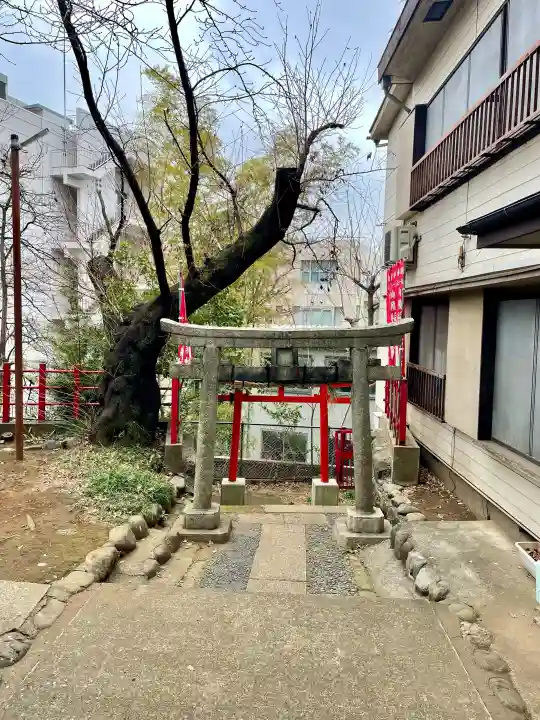 向陵稲荷神社の{uncategorized: "未分類", other: "その他", undefined: "問題あり", building: "その他建物", grave: "お墓", sacred_gate: "鳥居", guardian: "狛犬", statue: "像", buddha: "仏像", history: "歴史", nature: "自然", garden: "庭園", animal: "動物", pagoda: "塔", temizu: "手水舎", mountain_gate: "山門・神門", sanctuary: "本殿・本堂", subordinate: "末社・摂社", art: "芸術", scenery: "景色", jizo: "地蔵", ema: "絵馬", goshuin: "御朱印", omikuji: "おみくじ", items: "授与品その他", amulet: "お守り", goshuincho: "御朱印帳", eats: "食事", festival: "お祭り", votive_dance: "神楽", shichigosan: "七五三参", wedding: "結婚式", experience: "体験その他", initially: "初詣", around: "周辺", anti_infection: "感染症対策"}