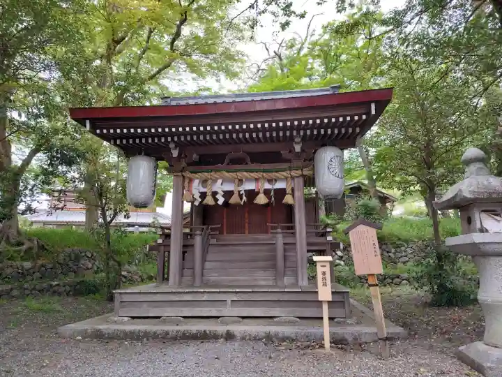 黒太夫社(出雲大神宮境外摂社)の{uncategorized: "未分類", other: "その他", undefined: "問題あり", building: "その他建物", grave: "お墓", sacred_gate: "鳥居", guardian: "狛犬", statue: "像", buddha: "仏像", history: "歴史", nature: "自然", garden: "庭園", animal: "動物", pagoda: "塔", temizu: "手水舎", mountain_gate: "山門・神門", sanctuary: "本殿・本堂", subordinate: "末社・摂社", art: "芸術", scenery: "景色", jizo: "地蔵", ema: "絵馬", goshuin: "御朱印", omikuji: "おみくじ", items: "授与品その他", amulet: "お守り", goshuincho: "御朱印帳", eats: "食事", festival: "お祭り", votive_dance: "神楽", shichigosan: "七五三参", wedding: "結婚式", experience: "体験その他", initially: "初詣", around: "周辺", anti_infection: "感染症対策"}