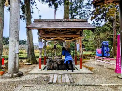 足見田神社の手水舎