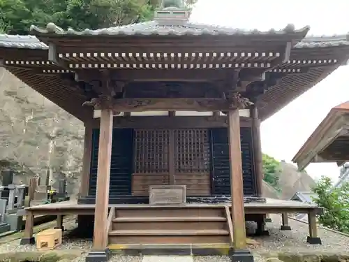 津慶寺の本殿・本堂