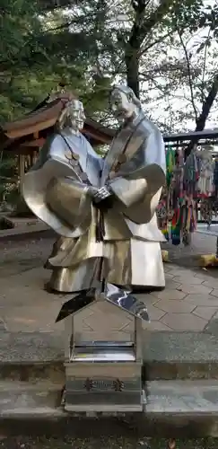 穂高神社本宮の像