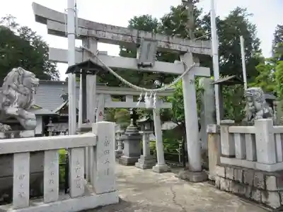 白蛇辨財天の鳥居