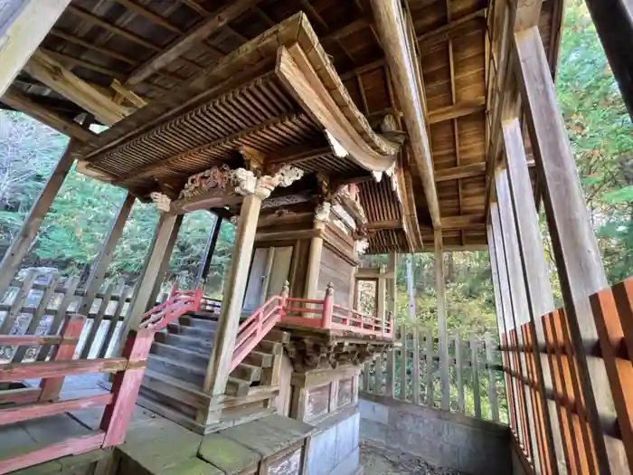 角折神社の本殿