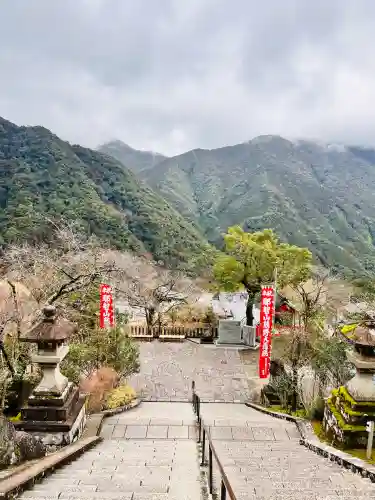 熊野那智大社の{uncategorized: "未分類", other: "その他", undefined: "問題あり", building: "その他建物", grave: "お墓", sacred_gate: "鳥居", guardian: "狛犬", statue: "像", buddha: "仏像", history: "歴史", nature: "自然", garden: "庭園", animal: "動物", pagoda: "塔", temizu: "手水舎", mountain_gate: "山門・神門", sanctuary: "本殿・本堂", subordinate: "末社・摂社", art: "芸術", scenery: "景色", jizo: "地蔵", ema: "絵馬", goshuin: "御朱印", omikuji: "おみくじ", items: "授与品その他", amulet: "お守り", goshuincho: "御朱印帳", eats: "食事", festival: "お祭り", votive_dance: "神楽", shichigosan: "七五三参", wedding: "結婚式", experience: "体験その他", initially: "初詣", around: "周辺", anti_infection: "感染症対策"}