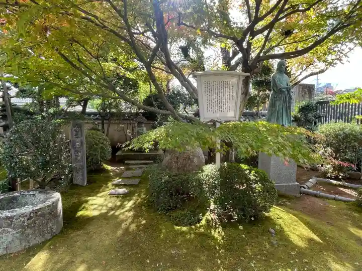 菩提樹院の{uncategorized: "未分類", other: "その他", undefined: "問題あり", building: "その他建物", grave: "お墓", sacred_gate: "鳥居", guardian: "狛犬", statue: "像", buddha: "仏像", history: "歴史", nature: "自然", garden: "庭園", animal: "動物", pagoda: "塔", temizu: "手水舎", mountain_gate: "山門・神門", sanctuary: "本殿・本堂", subordinate: "末社・摂社", art: "芸術", scenery: "景色", jizo: "地蔵", ema: "絵馬", goshuin: "御朱印", omikuji: "おみくじ", items: "授与品その他", amulet: "お守り", goshuincho: "御朱印帳", eats: "食事", festival: "お祭り", votive_dance: "神楽", shichigosan: "七五三参", wedding: "結婚式", experience: "体験その他", initially: "初詣", around: "周辺", anti_infection: "感染症対策"}