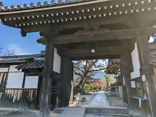 橘寺の山門