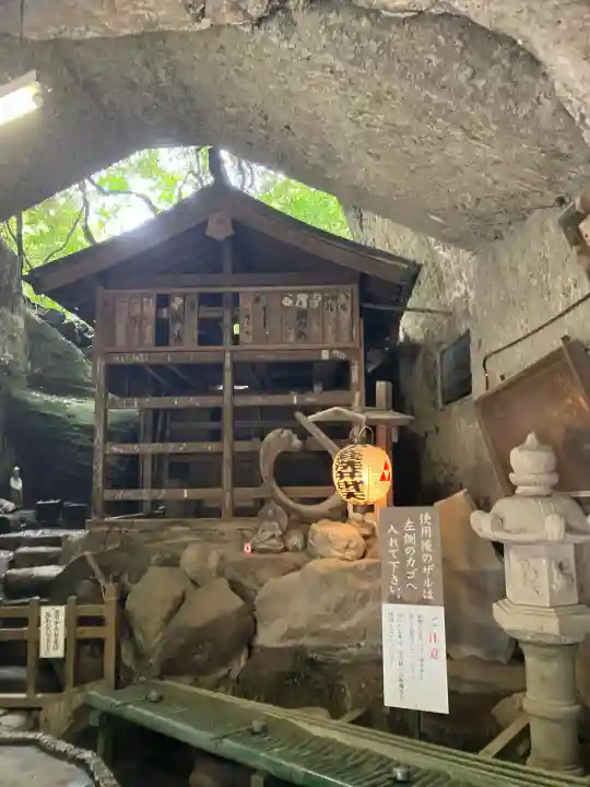 銭洗弁財天宇賀福神社の{uncategorized: "未分類", other: "その他", undefined: "問題あり", building: "その他建物", grave: "お墓", sacred_gate: "鳥居", guardian: "狛犬", statue: "像", buddha: "仏像", history: "歴史", nature: "自然", garden: "庭園", animal: "動物", pagoda: "塔", temizu: "手水舎", mountain_gate: "山門・神門", sanctuary: "本殿・本堂", subordinate: "末社・摂社", art: "芸術", scenery: "景色", jizo: "地蔵", ema: "絵馬", goshuin: "御朱印", omikuji: "おみくじ", items: "授与品その他", amulet: "お守り", goshuincho: "御朱印帳", eats: "食事", festival: "お祭り", votive_dance: "神楽", shichigosan: "七五三参", wedding: "結婚式", experience: "体験その他", initially: "初詣", around: "周辺", anti_infection: "感染症対策"}