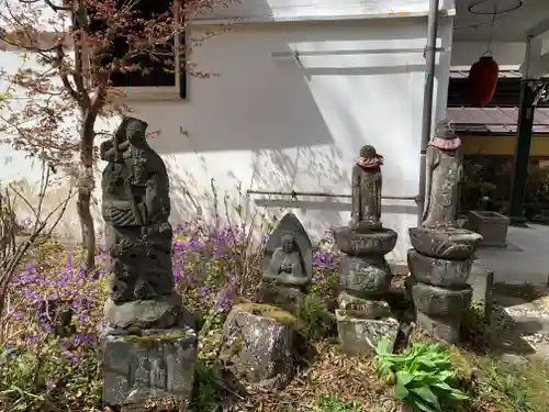 医王寺薬師堂の地蔵