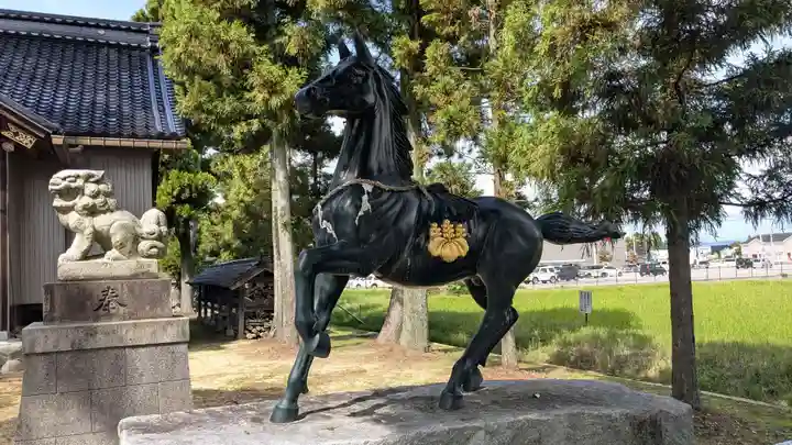 四ツ柱神社の像