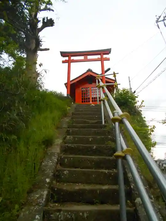 歓廣稲荷大明神の鳥居
