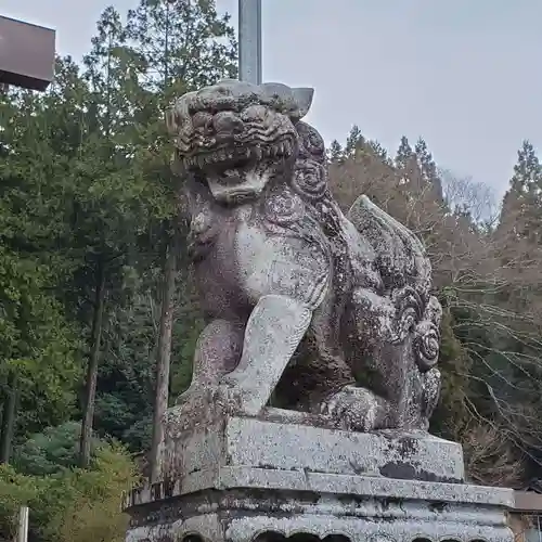 美麻奈比古神社の狛犬