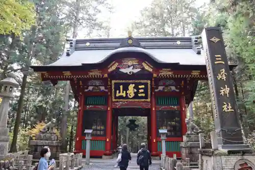 三峯神社の山門