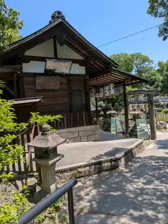 嚴島神社 (京都御苑)の{uncategorized: "未分類", other: "その他", undefined: "問題あり", building: "その他建物", grave: "お墓", sacred_gate: "鳥居", guardian: "狛犬", statue: "像", buddha: "仏像", history: "歴史", nature: "自然", garden: "庭園", animal: "動物", pagoda: "塔", temizu: "手水舎", mountain_gate: "山門・神門", sanctuary: "本殿・本堂", subordinate: "末社・摂社", art: "芸術", scenery: "景色", jizo: "地蔵", ema: "絵馬", goshuin: "御朱印", omikuji: "おみくじ", items: "授与品その他", amulet: "お守り", goshuincho: "御朱印帳", eats: "食事", festival: "お祭り", votive_dance: "神楽", shichigosan: "七五三参", wedding: "結婚式", experience: "体験その他", initially: "初詣", around: "周辺", anti_infection: "感染症対策"}