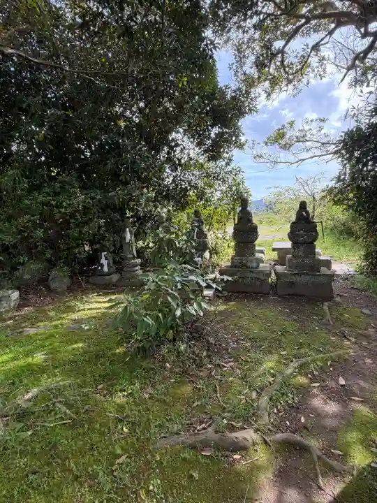 久原寺の{uncategorized: "未分類", other: "その他", undefined: "問題あり", building: "その他建物", grave: "お墓", sacred_gate: "鳥居", guardian: "狛犬", statue: "像", buddha: "仏像", history: "歴史", nature: "自然", garden: "庭園", animal: "動物", pagoda: "塔", temizu: "手水舎", mountain_gate: "山門・神門", sanctuary: "本殿・本堂", subordinate: "末社・摂社", art: "芸術", scenery: "景色", jizo: "地蔵", ema: "絵馬", goshuin: "御朱印", omikuji: "おみくじ", items: "授与品その他", amulet: "お守り", goshuincho: "御朱印帳", eats: "食事", festival: "お祭り", votive_dance: "神楽", shichigosan: "七五三参", wedding: "結婚式", experience: "体験その他", initially: "初詣", around: "周辺", anti_infection: "感染症対策"}