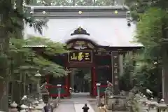 三峯神社の山門