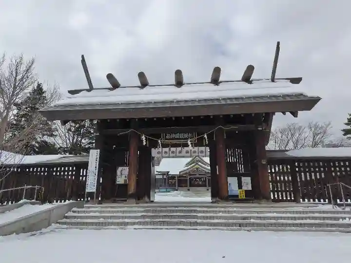 札幌護國神社の山門・神門