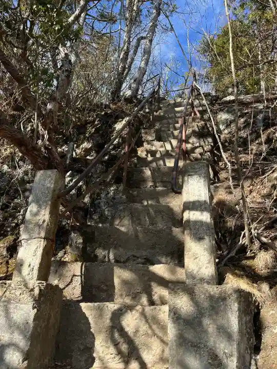 三峯神社の{uncategorized: "未分類", other: "その他", undefined: "問題あり", building: "その他建物", grave: "お墓", sacred_gate: "鳥居", guardian: "狛犬", statue: "像", buddha: "仏像", history: "歴史", nature: "自然", garden: "庭園", animal: "動物", pagoda: "塔", temizu: "手水舎", mountain_gate: "山門・神門", sanctuary: "本殿・本堂", subordinate: "末社・摂社", art: "芸術", scenery: "景色", jizo: "地蔵", ema: "絵馬", goshuin: "御朱印", omikuji: "おみくじ", items: "授与品その他", amulet: "お守り", goshuincho: "御朱印帳", eats: "食事", festival: "お祭り", votive_dance: "神楽", shichigosan: "七五三参", wedding: "結婚式", experience: "体験その他", initially: "初詣", around: "周辺", anti_infection: "感染症対策"}