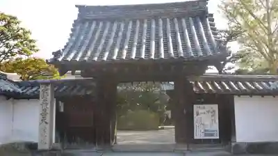 覺勝院（覚勝院）の山門・神門
