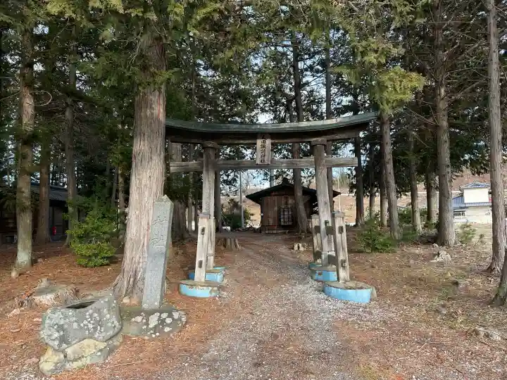 諏訪神社の{uncategorized: "未分類", other: "その他", undefined: "問題あり", building: "その他建物", grave: "お墓", sacred_gate: "鳥居", guardian: "狛犬", statue: "像", buddha: "仏像", history: "歴史", nature: "自然", garden: "庭園", animal: "動物", pagoda: "塔", temizu: "手水舎", mountain_gate: "山門・神門", sanctuary: "本殿・本堂", subordinate: "末社・摂社", art: "芸術", scenery: "景色", jizo: "地蔵", ema: "絵馬", goshuin: "御朱印", omikuji: "おみくじ", items: "授与品その他", amulet: "お守り", goshuincho: "御朱印帳", eats: "食事", festival: "お祭り", votive_dance: "神楽", shichigosan: "七五三参", wedding: "結婚式", experience: "体験その他", initially: "初詣", around: "周辺", anti_infection: "感染症対策"}
