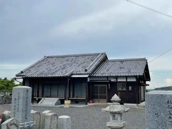 西徳寺の{uncategorized: "未分類", other: "その他", undefined: "問題あり", building: "その他建物", grave: "お墓", sacred_gate: "鳥居", guardian: "狛犬", statue: "像", buddha: "仏像", history: "歴史", nature: "自然", garden: "庭園", animal: "動物", pagoda: "塔", temizu: "手水舎", mountain_gate: "山門・神門", sanctuary: "本殿・本堂", subordinate: "末社・摂社", art: "芸術", scenery: "景色", jizo: "地蔵", ema: "絵馬", goshuin: "御朱印", omikuji: "おみくじ", items: "授与品その他", amulet: "お守り", goshuincho: "御朱印帳", eats: "食事", festival: "お祭り", votive_dance: "神楽", shichigosan: "七五三参", wedding: "結婚式", experience: "体験その他", initially: "初詣", around: "周辺", anti_infection: "感染症対策"}