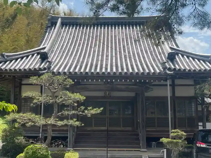 真竜寺の{uncategorized: "未分類", other: "その他", undefined: "問題あり", building: "その他建物", grave: "お墓", sacred_gate: "鳥居", guardian: "狛犬", statue: "像", buddha: "仏像", history: "歴史", nature: "自然", garden: "庭園", animal: "動物", pagoda: "塔", temizu: "手水舎", mountain_gate: "山門・神門", sanctuary: "本殿・本堂", subordinate: "末社・摂社", art: "芸術", scenery: "景色", jizo: "地蔵", ema: "絵馬", goshuin: "御朱印", omikuji: "おみくじ", items: "授与品その他", amulet: "お守り", goshuincho: "御朱印帳", eats: "食事", festival: "お祭り", votive_dance: "神楽", shichigosan: "七五三参", wedding: "結婚式", experience: "体験その他", initially: "初詣", around: "周辺", anti_infection: "感染症対策"}