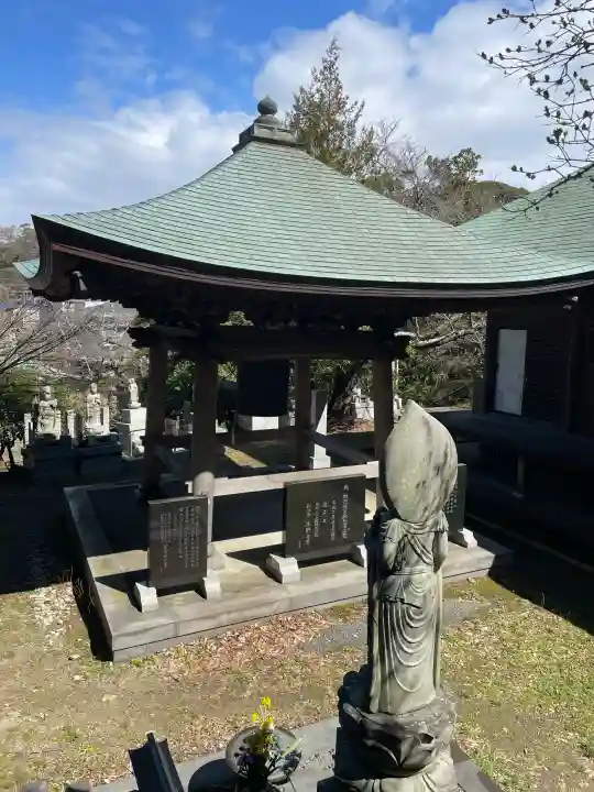 長勝寺の{uncategorized: "未分類", other: "その他", undefined: "問題あり", building: "その他建物", grave: "お墓", sacred_gate: "鳥居", guardian: "狛犬", statue: "像", buddha: "仏像", history: "歴史", nature: "自然", garden: "庭園", animal: "動物", pagoda: "塔", temizu: "手水舎", mountain_gate: "山門・神門", sanctuary: "本殿・本堂", subordinate: "末社・摂社", art: "芸術", scenery: "景色", jizo: "地蔵", ema: "絵馬", goshuin: "御朱印", omikuji: "おみくじ", items: "授与品その他", amulet: "お守り", goshuincho: "御朱印帳", eats: "食事", festival: "お祭り", votive_dance: "神楽", shichigosan: "七五三参", wedding: "結婚式", experience: "体験その他", initially: "初詣", around: "周辺", anti_infection: "感染症対策"}