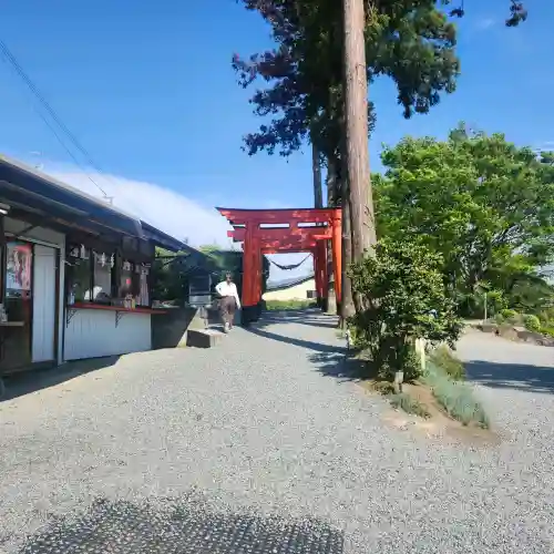 高屋敷稲荷神社の{uncategorized: "未分類", other: "その他", undefined: "問題あり", building: "その他建物", grave: "お墓", sacred_gate: "鳥居", guardian: "狛犬", statue: "像", buddha: "仏像", history: "歴史", nature: "自然", garden: "庭園", animal: "動物", pagoda: "塔", temizu: "手水舎", mountain_gate: "山門・神門", sanctuary: "本殿・本堂", subordinate: "末社・摂社", art: "芸術", scenery: "景色", jizo: "地蔵", ema: "絵馬", goshuin: "御朱印", omikuji: "おみくじ", items: "授与品その他", amulet: "お守り", goshuincho: "御朱印帳", eats: "食事", festival: "お祭り", votive_dance: "神楽", shichigosan: "七五三参", wedding: "結婚式", experience: "体験その他", initially: "初詣", around: "周辺", anti_infection: "感染症対策"}