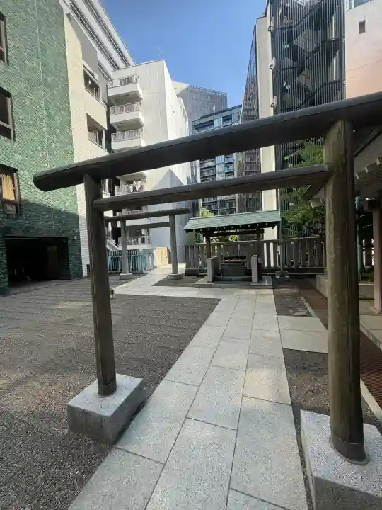 宮益御嶽神社の{uncategorized: "未分類", other: "その他", undefined: "問題あり", building: "その他建物", grave: "お墓", sacred_gate: "鳥居", guardian: "狛犬", statue: "像", buddha: "仏像", history: "歴史", nature: "自然", garden: "庭園", animal: "動物", pagoda: "塔", temizu: "手水舎", mountain_gate: "山門・神門", sanctuary: "本殿・本堂", subordinate: "末社・摂社", art: "芸術", scenery: "景色", jizo: "地蔵", ema: "絵馬", goshuin: "御朱印", omikuji: "おみくじ", items: "授与品その他", amulet: "お守り", goshuincho: "御朱印帳", eats: "食事", festival: "お祭り", votive_dance: "神楽", shichigosan: "七五三参", wedding: "結婚式", experience: "体験その他", initially: "初詣", around: "周辺", anti_infection: "感染症対策"}